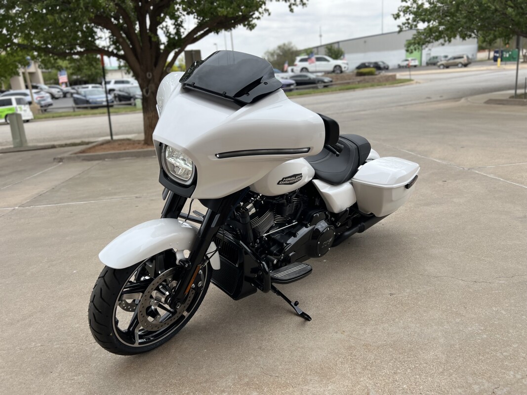 2025 Harley-Davidson Street Glide White Onyx Pearl - Black Finish - Photo 4