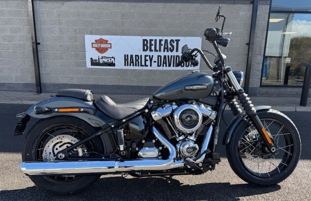 Street Bob 117 with laced wheels and Iron Horse Metallic colour option