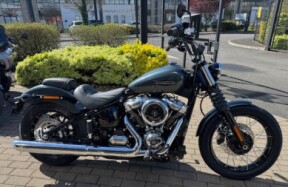 Street Bob 117 with laced wheels and Iron Horse Metallic colour option thumb 2