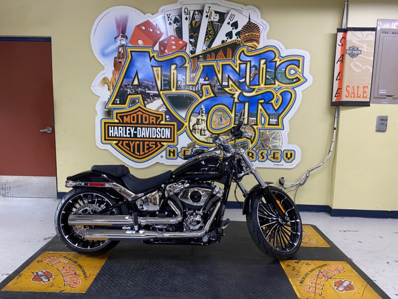 2025 Harley-Davidson<sup>®</sup> Breakout® Vivid Black (Chrome Finish w/ Cast Wheels)