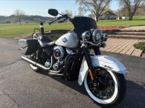 2025 Harley-Davidson<sup>®</sup> Heritage Classic White Onyx Pearl - Black Finish thumb 3