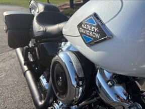 2025 Harley-Davidson<sup>®</sup> Heritage Classic White Onyx Pearl - Black Finish thumb 1