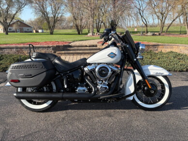 2025 Harley-Davidson<sup>®</sup> Heritage Classic White Onyx Pearl - Black Finish