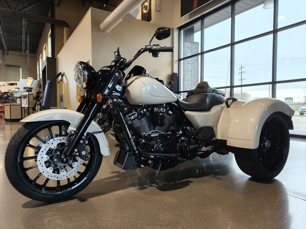 2023 Harley-Davidson Freewheeler White Sand Pearl