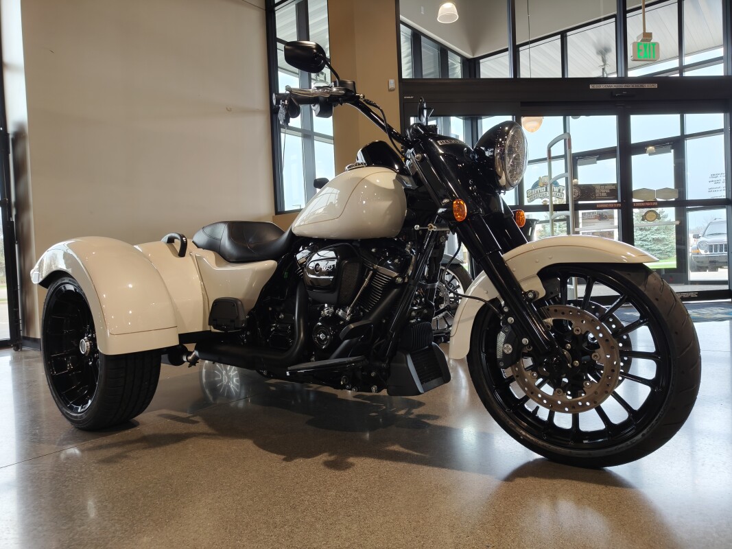2023 Harley-Davidson Freewheeler White Sand Pearl - Photo 3