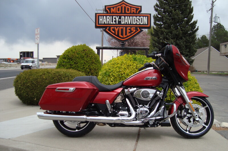 2025 Harley-Davidson<sup>®</sup> Street Glide® Brilliant Red