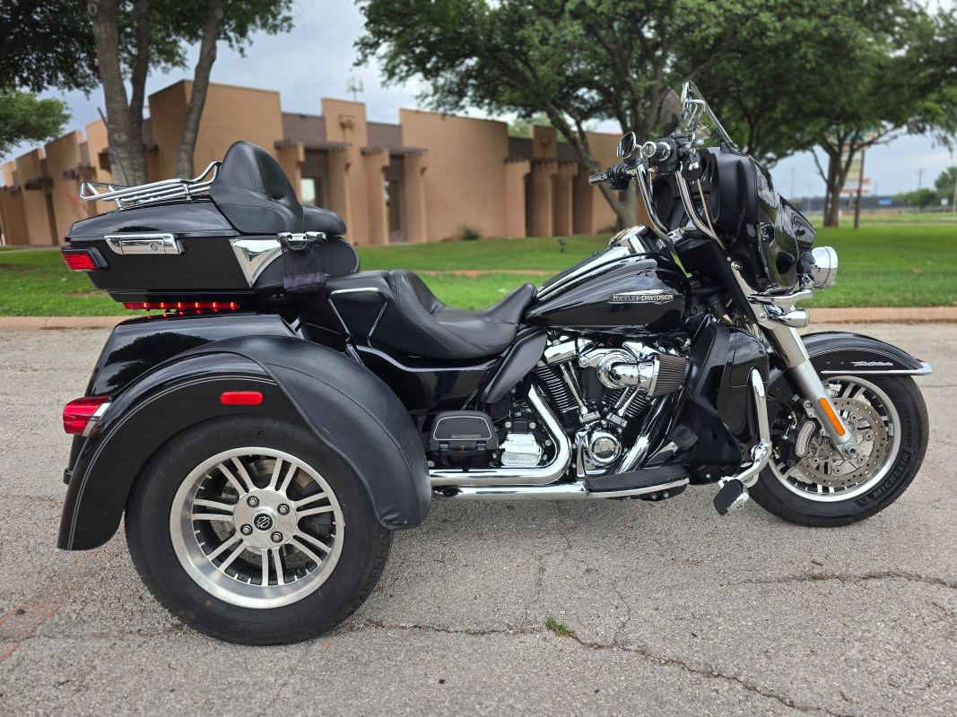 2017 Harley-Davidson® Tri Glide® Ultra | Vivid Black