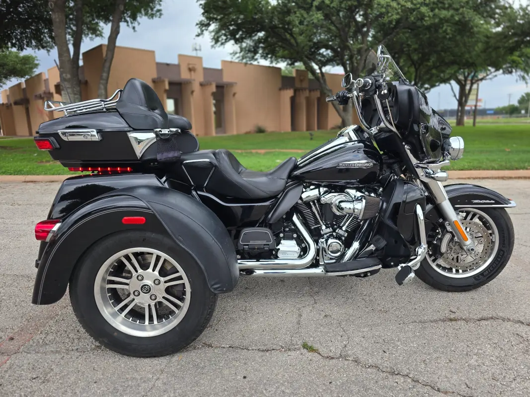 2017 Harley-Davidson Tri Glide Ultra | Vivid Black