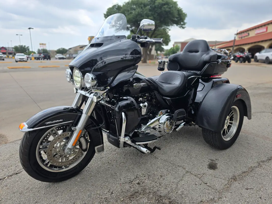 2017 Harley-Davidson Tri Glide Ultra | Vivid Black - Photo 4