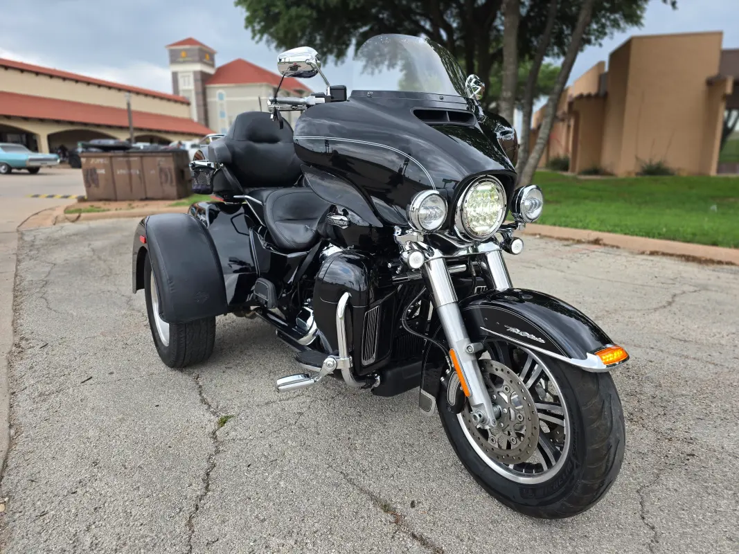 2017 Harley-Davidson Tri Glide Ultra | Vivid Black - Photo 2