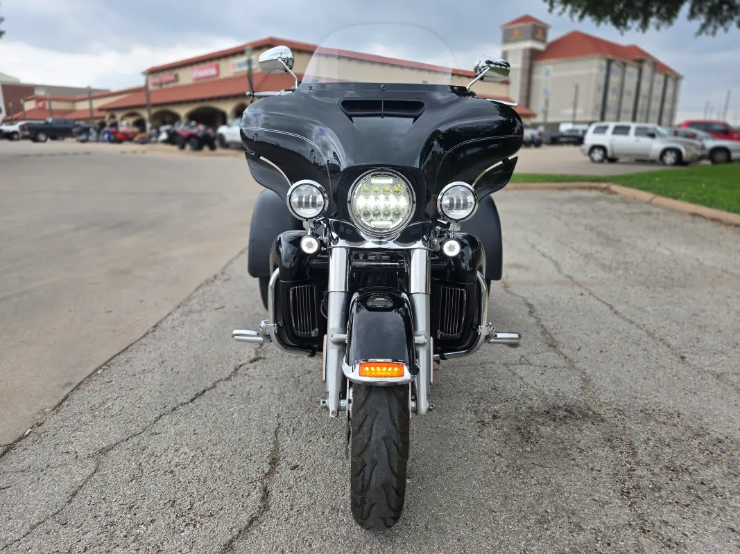 2017 Harley-Davidson Tri Glide Ultra | Vivid Black - Photo 3