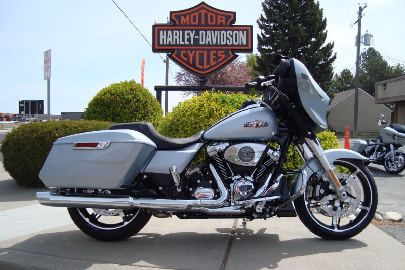 2025 Harley-Davidson<sup>®</sup> Street Glide® Atlas Silver Metallic