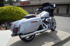 2025 Harley-Davidson<sup>®</sup> Street Glide® Atlas Silver Metallic thumb 0