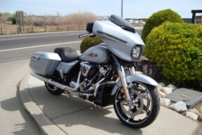 2025 Harley-Davidson<sup>®</sup> Street Glide® Atlas Silver Metallic thumb 1