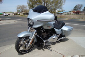 2025 Harley-Davidson<sup>®</sup> Street Glide® Atlas Silver Metallic thumb 2