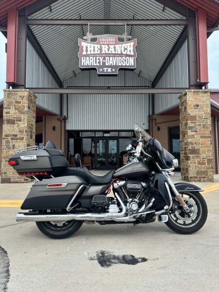 2019 Harley-Davidson<sup>®</sup> Ultra Limited Industrial Gray Denim/Black Denim