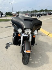 2019 Harley-Davidson<sup>®</sup> Ultra Limited Industrial Gray Denim/Black Denim thumb 3