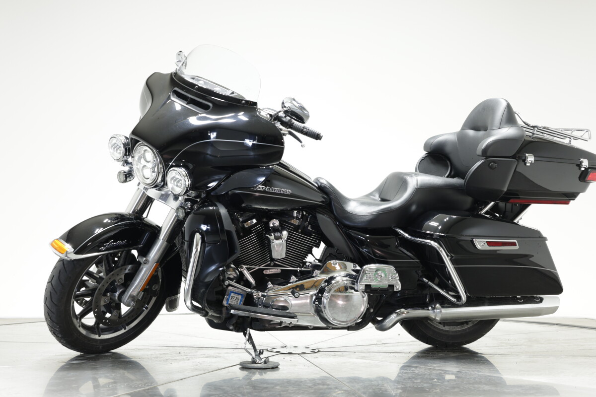 2017 HARLEY-DAVIDSON FLHTKL ULTRA LIMITED LOW in VIVID BLACK - Photo 9