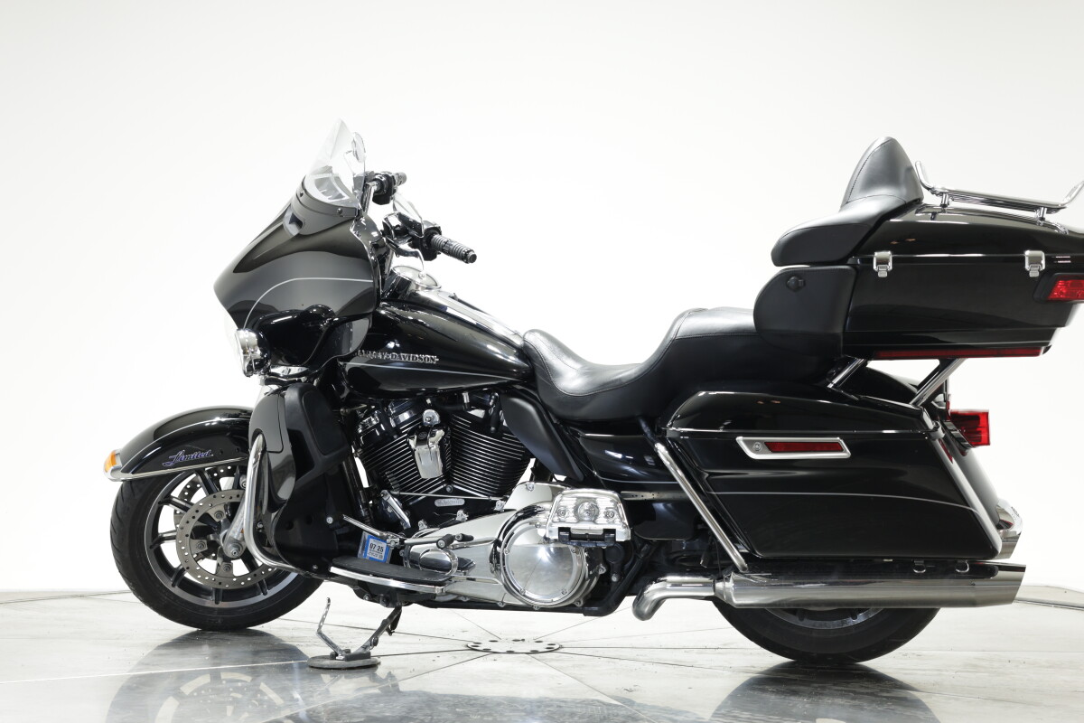 2017 HARLEY-DAVIDSON FLHTKL ULTRA LIMITED LOW in VIVID BLACK - Photo 10