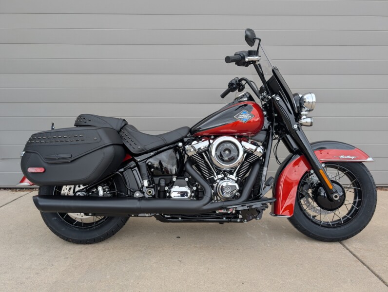 2025 Harley-Davidson<sup>®</sup> Heritage Classic Whiskey Fire / Vivid Black w/Laced Wheels