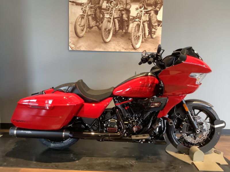 Harley-Davidson<sup>®</sup> CVO™ Road Glide® ST 2025 FLTRXSTSE C3-25 Rally Red