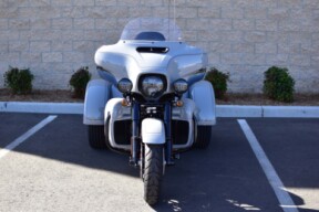 2025 Harley-Davidson® Tri Glide™ Ultra FLHTCUTG thumb 1