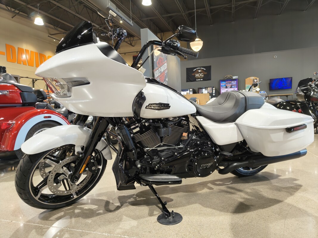 2025 Harley-Davidson Road Glide White Onyx Pearl - Black Finish