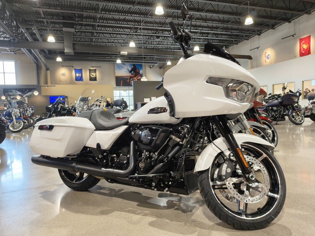 2025 Harley-Davidson Road Glide White Onyx Pearl - Black Finish - Photo 2
