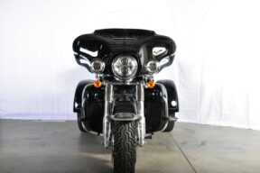 2022 Harley-Davidson® Tri Glide® Ultra FLHTCUTG thumb 1