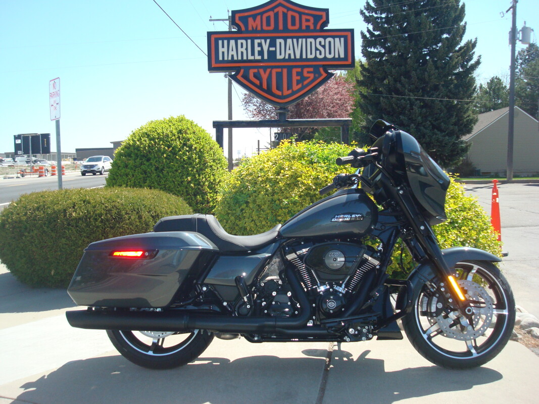2025 Harley-Davidson Street Glide Iron Horse Metallic - Black Finish