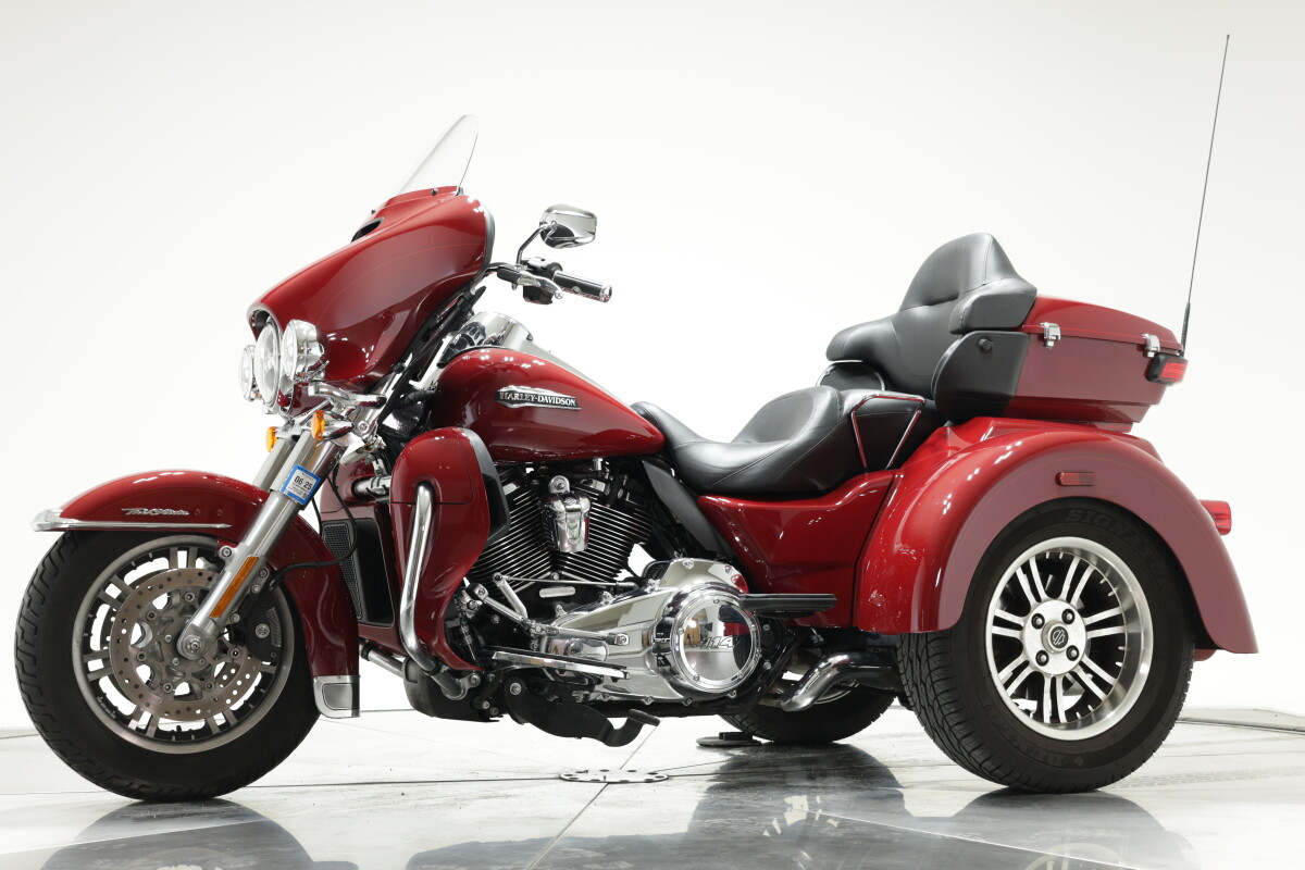 2021 HARLEY-DAVIDSON FLHTCUTG TRI GLIDE ULTRA in Billiard Red - Photo 9