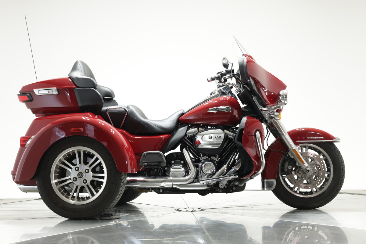 2021 HARLEY-DAVIDSON FLHTCUTG TRI GLIDE ULTRA in Billiard Red