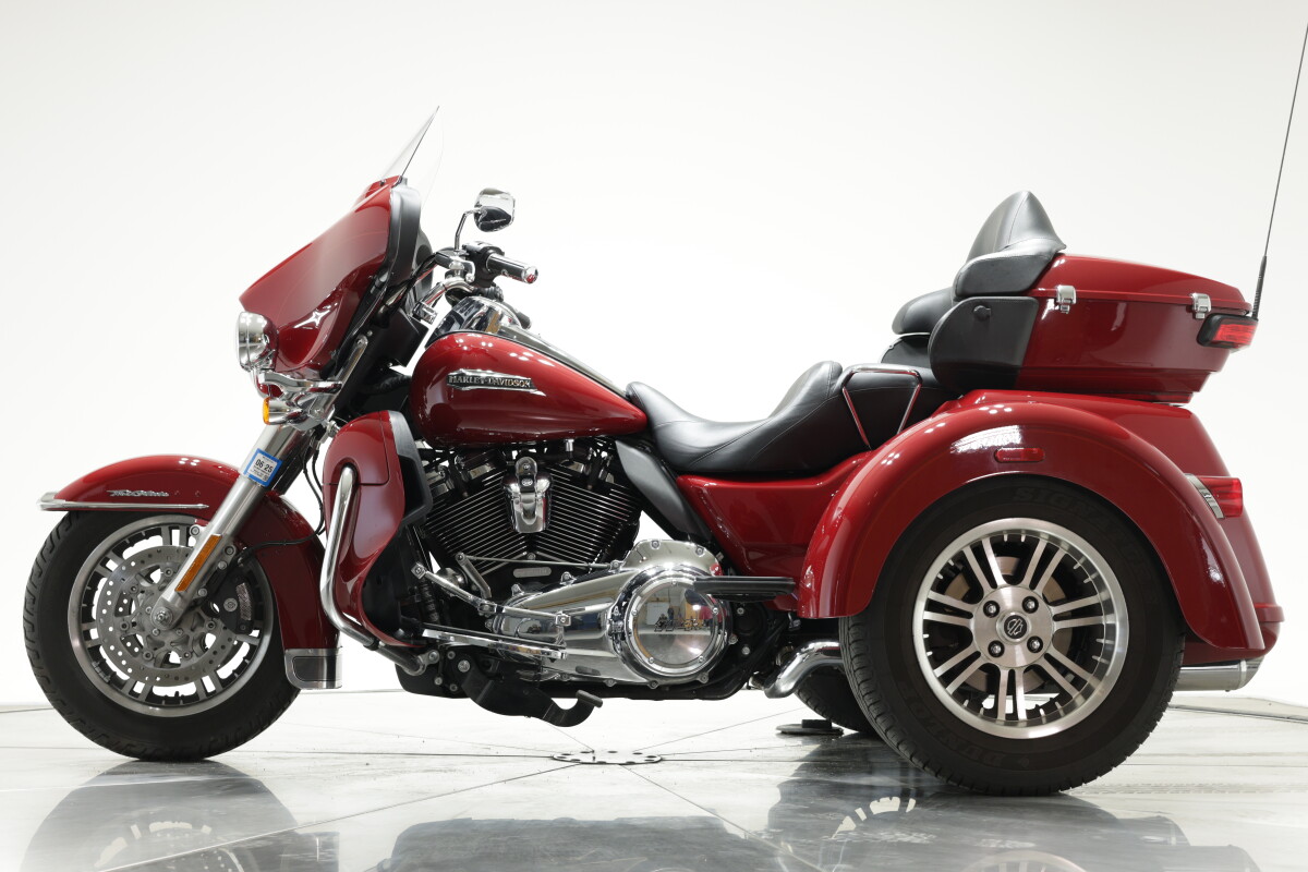 2021 HARLEY-DAVIDSON FLHTCUTG TRI GLIDE ULTRA in Billiard Red - Photo 10
