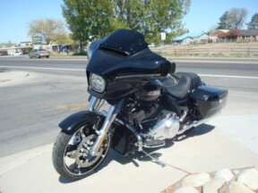 2025 Harley-Davidson<sup>®</sup> Street Glide® Vivid Black thumb 2