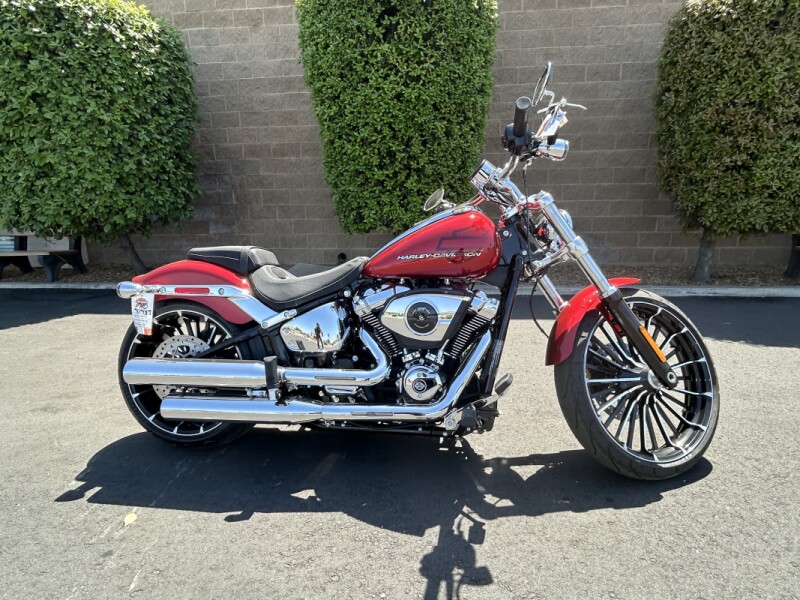 2025 Harley-Davidson<sup>®</sup> Breakout® Brilliant Red