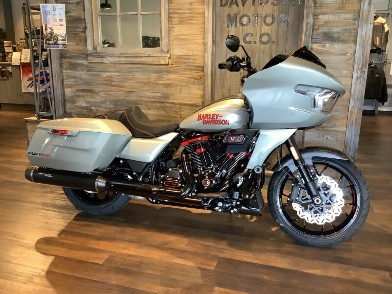 Harley-Davidson<sup>®</sup> CVO™ Road Glide® ST 2025 FLTRXSTSE C2-25 Mercury Silver