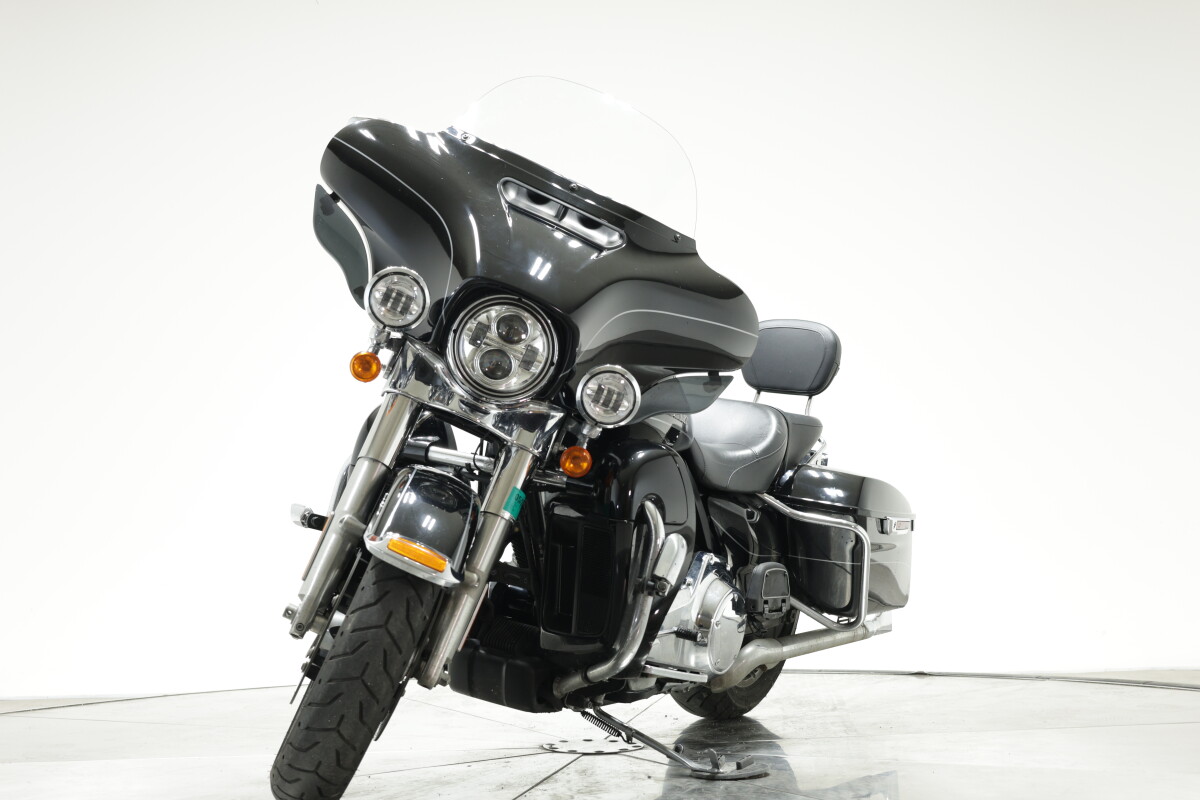 2015 Harley-Davidson FLHTK Ultra Limited in Vivid Black with 17996 miles - Photo 7