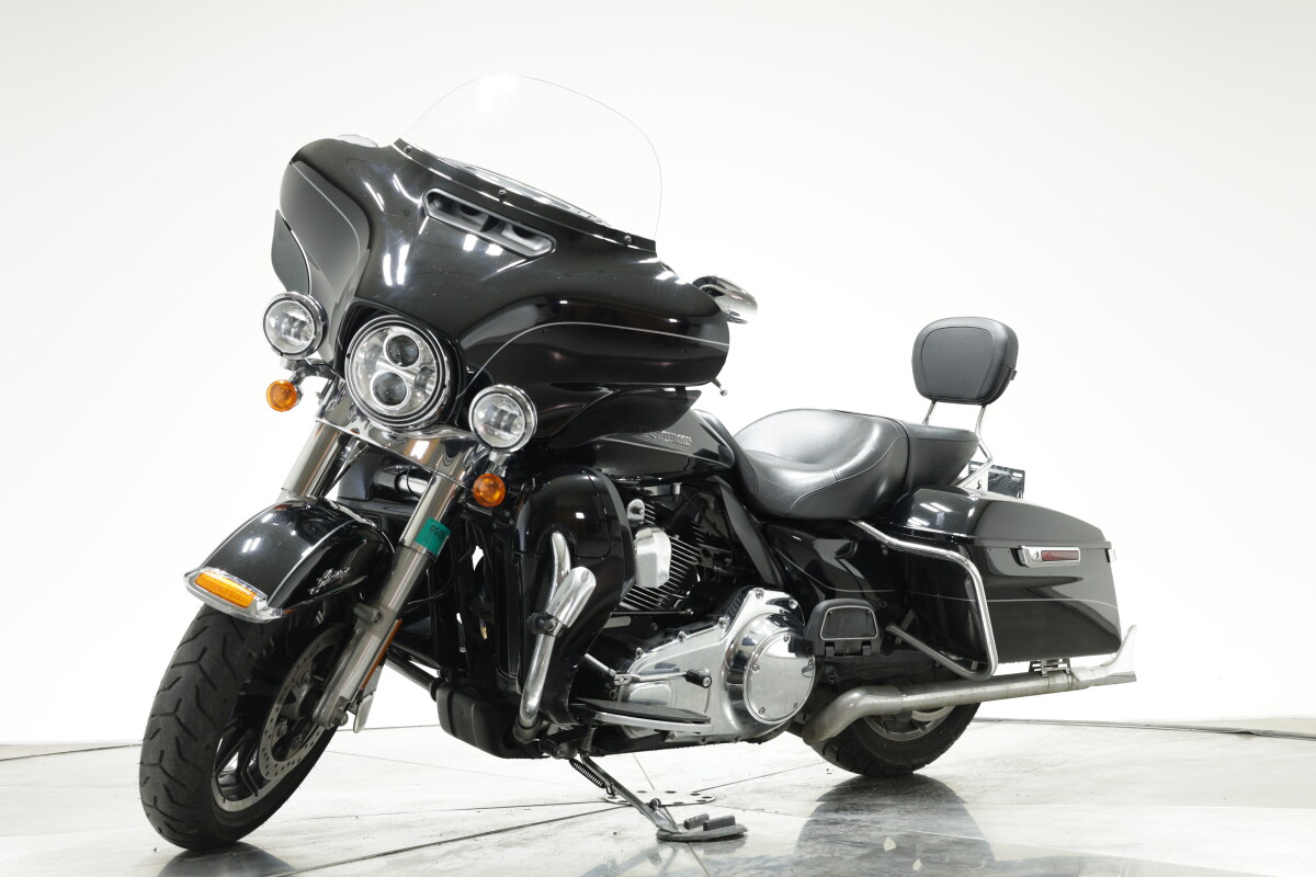 2015 Harley-Davidson FLHTK Ultra Limited in Vivid Black with 17996 miles - Photo 8