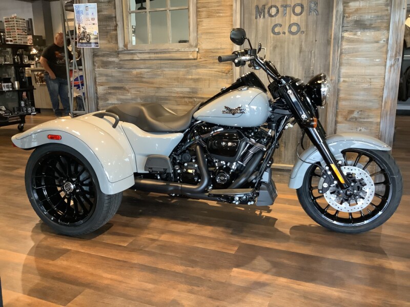 Harley-Davidson<sup>®</sup> Freewheeler<sup>®</sup> 2025 FLRT T10-25 Billiard Gray