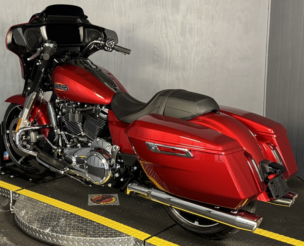 2025 Harley-Davidson Street Glide FLHX BRILLIANT RED - Photo 10