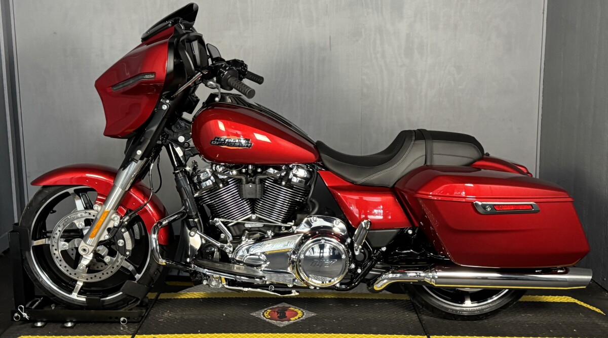 2025 Harley-Davidson Street Glide FLHX BRILLIANT RED - Photo 3