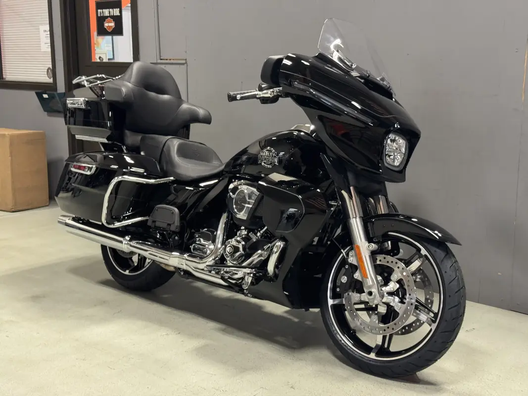 FLHXU 2025 Street Glide Ultra - Photo 3
