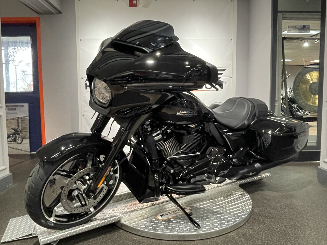 2025 Harley-Davidson Street Glide – Signature Touring Style - Photo 4