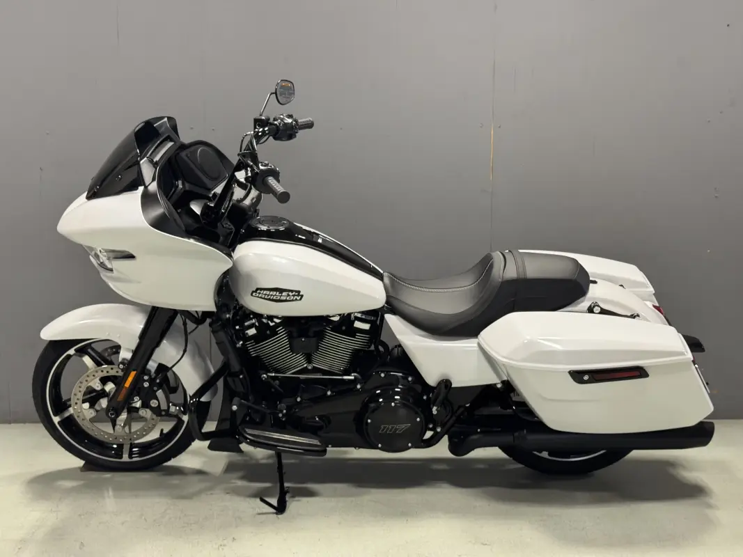 FLTRX 2025 Road Glide - Photo 2