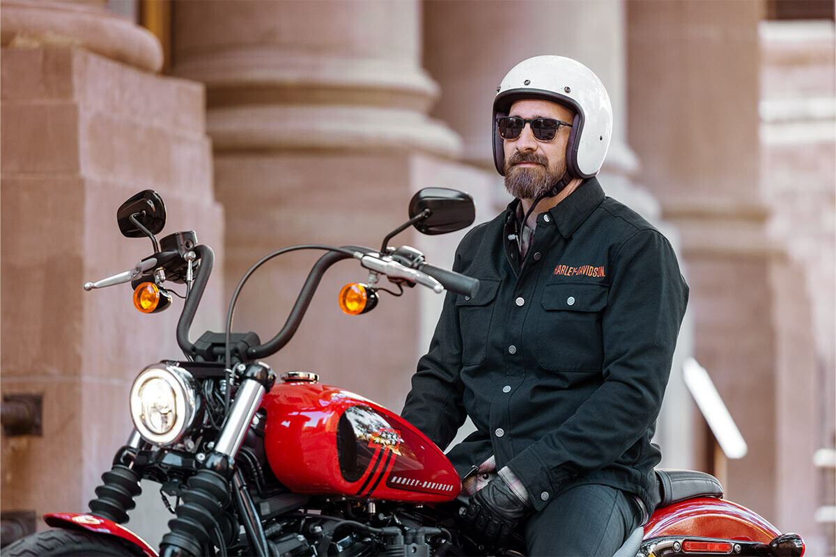 Motociclista en una Harley-Davidson roja en House of Harley-Davidson Milwaukee Wisconsin