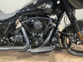2025 Harley-Davidson<sup>®</sup> Street Glide® Vivid Black FLHX thumb 3