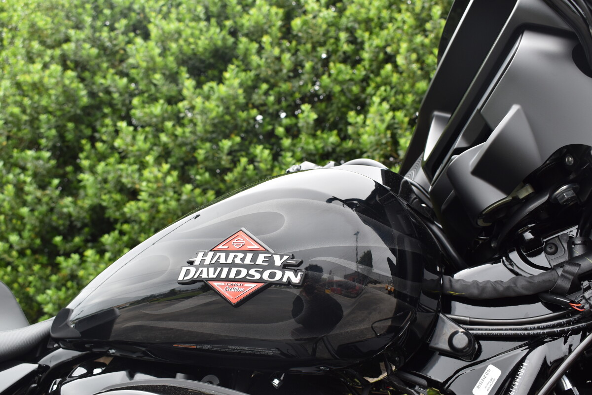 2025 Harley-Davidson Street Glide – Sleek Touring Cruiser - Photo 9