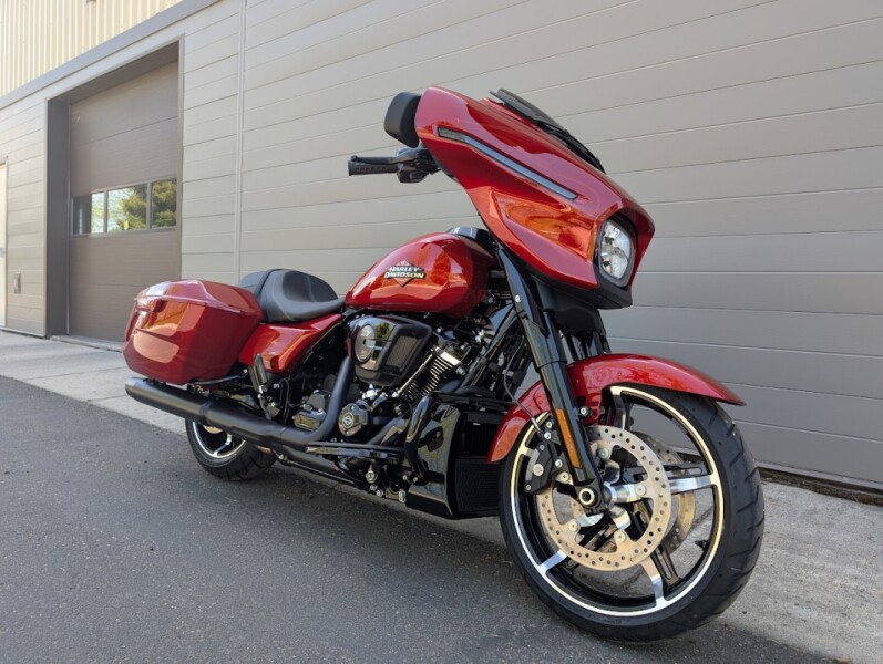 2025 Harley-Davidson<sup>®</sup> Street Glide® Whiskey Firestorm - Black Finish