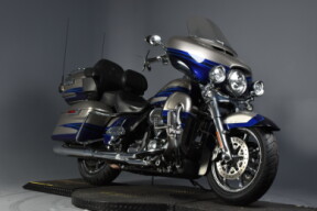 2017 Harley-Davidson® CVO™ Limited FLHTKSE thumb 2