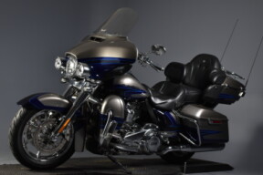 2017 Harley-Davidson® CVO™ Limited FLHTKSE thumb 0